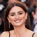 Penélope Cruz csillogó miniruhájáról beszél most mindenki, így ragyogott a vörös szőnyegen