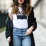 A legegyszerűbb szett, ami mindig működik: így viseld a póló-farmer kombót stílusosan