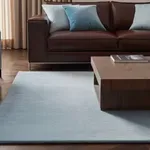 Elfelejtheted a bézst – 2026 legfinomabb trendje a porkék és a fa párosa