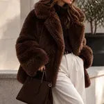 A „rich girl” stílus télen is hódít: ez a kabát a kulcs hozzá