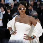 Rihanna meglepetésszerűen feltűnt a párizsi divathét egyik legizgalmasabb bemutatóján