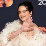 Magabiztos és szexi: Rosalíával dübörög a Calvin Klein új kampánya