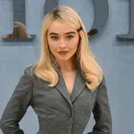 Letisztult, mégsem minimalista – ezért működik hosszú távon Sabrina Carpenter nappalija