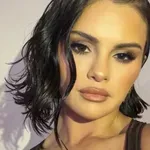 Selena Gomez egy este alatt két látványos Prada-lookot is megmutatott, csak úgy vonzotta a tekinteteket