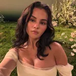 Selena Gomez arany estélyije vitte a prímet az Emmy vörös szőnyegén