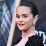 Selena Gomez ebben a csodaszép ruhában jelent meg Taylor Swift esküvőjén, hihetetlenül különleges