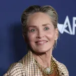 Íme Sharon Stone ruhája, amit agyonkritizáltak, mégis divattörténelmet írt
