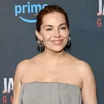 Sienna Miller újra a 90-es évek divatját élteti – ez a két szett sosem megy ki a divatból