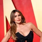 Sofía Vergara merész bőrruhában tündökölt Párizsban