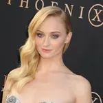 Csillogás, diszkógömbök és egy új korszak kezdete: Ilyen volt Sophie Turner 30. születésnapi bulija