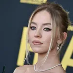Sydney Sweeney áttetsző Armaniban borzolta a kedélyeket Velencében