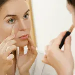 Az egyszerű trükk, ami másodpercek alatt eltünteti a szem alatti sötét karikákat