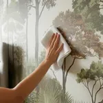 Így tisztítsd a tapétát, hogy ne menjen tönkre – egy rossz mozdulat, és felhólyagosodik az egész fal