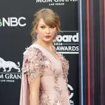 Taylor Swifték meglepőt kértek az esküvői vendégeiktől, ez tényleg nagyon szokatlan