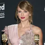 Taylor Swift ebben a különleges miniruhában írt történelmet Nashville-ben