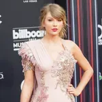 Ilyen lehet Taylor Swift menyasszonyi ruhája a szakértők szerint