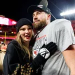 Mindenki a gyűrűt bámulta: Taylor Swift és Travis Kelce először jelentek meg nyilvánosan az eljegyzésük óta