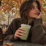 A tejes matcha az ősz legmenőbb körömszíne, így viselheted tökéletesen