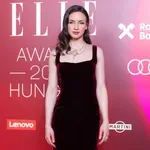 Törőcsik Franciska bordó bársonyruhában ragyogott az ELLE Awards eseményen