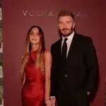 Victoria Beckham ebben vörös szaténruhában ünnepelte karrierje újabb mérföldkövét, mindenki őt nézte