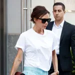 A fehér póló lesz 2026 nyarának legnagyobb sztárja, így viseli Victoria Beckham
