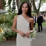 Zoë Kravitz újra divatba hozta a karperecet, ami idén nyáron mindenhol ott lesz