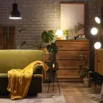 Ints búcsút a semleges színeknek, itt a kanapéárnyalat, ami végre megkapja a neki járó reflektorfényt