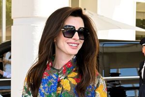 Anne Hathaway z bleščečim cvetličnim videzom v Cannnesu zasenčila številne zvezdnice z rdeče preproge