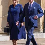 Poškodovana Camilla na kraljevem obisku s kraljem Charlesom pritegnila vso pozornost s povojem, ki ga niti kraljevi stilisti niso mogli skriti na eleganten način!