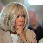 Podaljšajo noge, skrijejo kilograme in se podajo k vsemu: Brigitte Macron nosi hlače, ki so absolutni jesenski must have