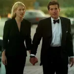 Kako doseči minimalističen stil 90ih Carolyn Bessette-Kennedy