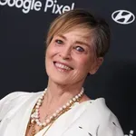 Sharon Stone v fenomenalnem svetlo roza stajlingu z živalskim vzorcem, v kateri ji je uspelo zasenčiti tudi šik čevlje s peto, ki podaljšajo postavo