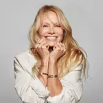 57-letna Pamela Anderson v čudovitem krilu, ki pa deluje ponesrečeno le zaradi načina, kako ga nosi! (izognite se njeni napaki)