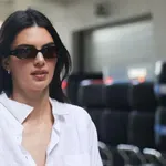 To je edina srajca, ki jo potrebujete za letošnjo pomlad! Z belimi hlačami je videti vrhunsko