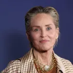 Sharon Stone predlaga popoln videz za tiste, ki ne želijo biti videti kot vsi drugi: Igralka nosila čudovit komplet, zaradi katerega boste pozabili na kostim