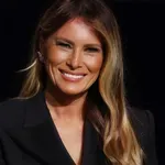 Nazadnje je najlepšo obleko za silvestrovo nosila Melania Trump: očarala v kreaciji, ki boža telo in laska postavi