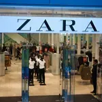 Popolna je! Obleka iz Zare je takšen hit, da bi jo imela vsaka (ta odtenek je hit sezone)