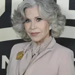 Kako z eno barvo poudariti eleganco sivih las? Jane Fonda ima popoln recept za zrele dame