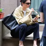 Kraljica minimalističnih stajlingov: Kendall Jenner na poti do pomladne osvežitve