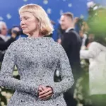 Pamela Anderson presenetila z novo pričesko in obleko, ki spominja na Ivano Orleansko (Met Gala 2025)