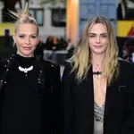 Sestri Delevingne skupaj na rdeči preprogi: ena z nosečniškim sijajem, druga v ultra prosojni obleki