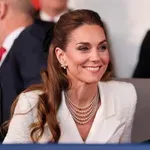 Kot da ne bi bila nikoli bolna: Princesa Kate očarala v elegantni beli kombinaciji