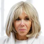 Čista desetka za videz Brigitte Macron: blestela v čudoviti zeleni obleki (FOTO)