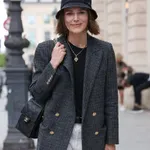 Pariška eleganca Keire Knightley: kot nalašč za sprehod po deževnih mestnih ulicah