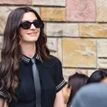 S to torbico je Anne Hathaway osvojila New York (in modne poznavalke)