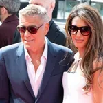 Amal Clooney navdušila s svojim "dolce vita" glamurjem ob jezeru Como