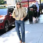 Ženske nad 50 let prisegajo na ta model kavbojk: zakrijejo in oblikujejo vse problematične dele