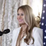 Trik Melanie Trump: kako obleko preurediti v pisarniški videz in izgledati odlično