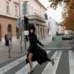 Slovenski plašč, ki bi ga oboževala tudi Victoria Beckham: je popolna definicija minimalistične elegance