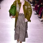 5 modnih trendov za pomlad 2026, ki jih morate poznati že zdaj (naravnost iz modnih pist)